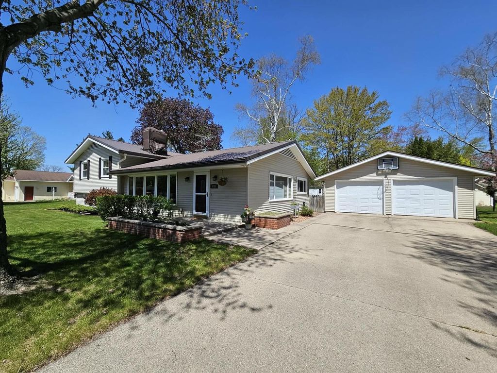 Photo of 455 E Ellefson STREET, Iola, WI 54945 (MLS # 50325786)