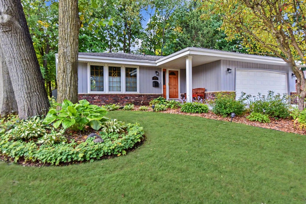 Photo of 5879 Ramona DRIVE, Greendale, WI 53129 (MLS # 1981811)