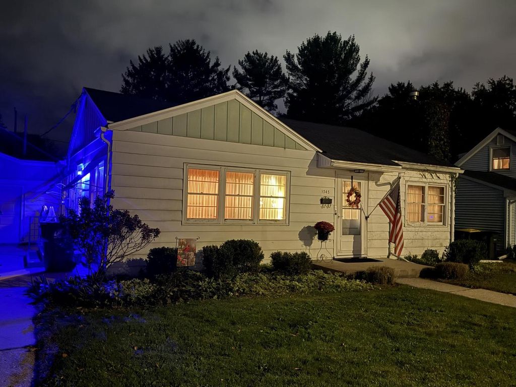 Photo of 1343 Hillside DRIVE, Waukesha, WI 53186 (MLS # 1940594)