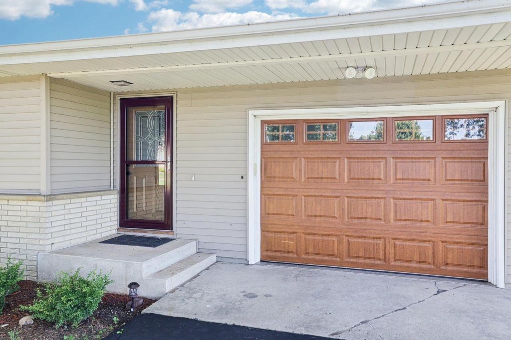 Photo of 1909 Weber DRIVE, Sun Prairie, WI 53590 (MLS # 2022818)