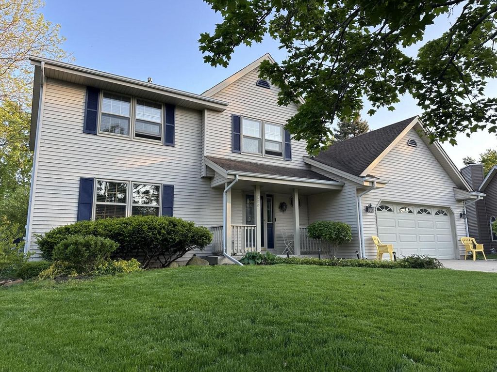 Photo of 880 Uhen COURT, Burlington, WI 53105 (MLS # 1946683)
