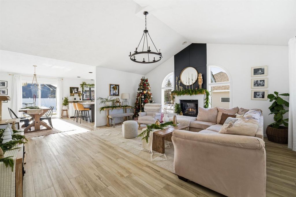 Photo of 2023 Meadowview STREET, Kaukauna, WI 54130 (MLS # 50319421)