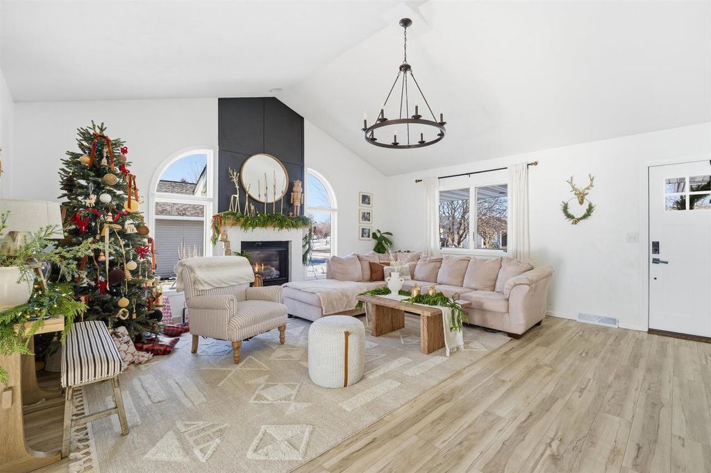 Photo of 2023 Meadowview STREET, Kaukauna, WI 54130 (MLS # 50319421)