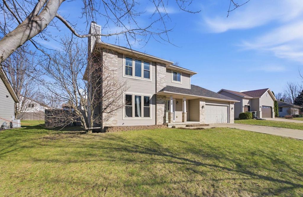 Photo of 329 N Heatherstone DRIVE, Sun Prairie, WI 53590 (MLS # 2019209)