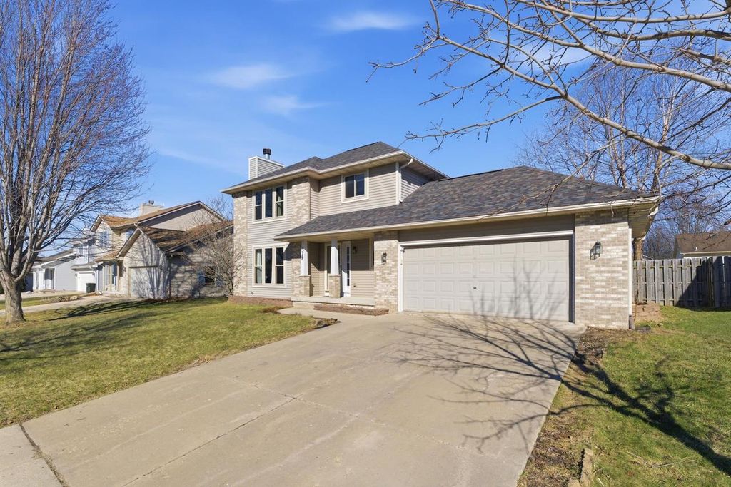 Photo of 329 N Heatherstone DRIVE, Sun Prairie, WI 53590 (MLS # 2019209)