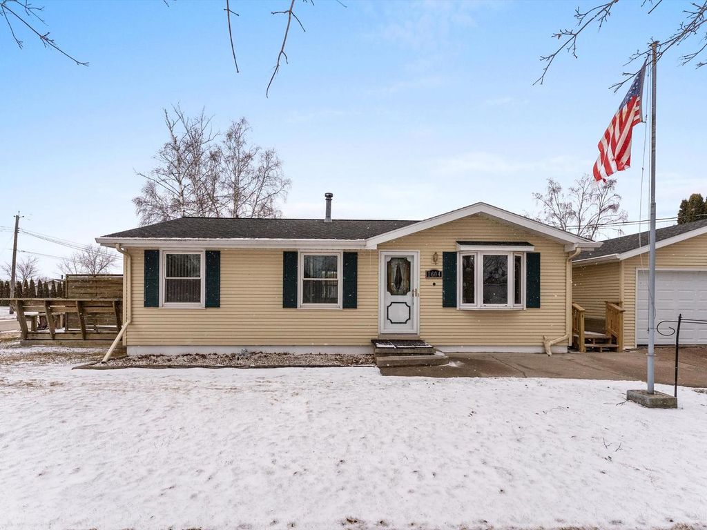 Photo of 1604 Holly DRIVE, Manitowoc, WI 54220 (MLS # 1951347)