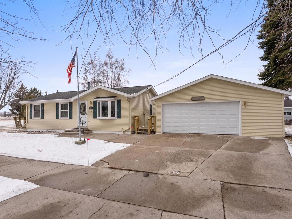 Photo of 1604 Holly DRIVE, Manitowoc, WI 54220 (MLS # 1951347)