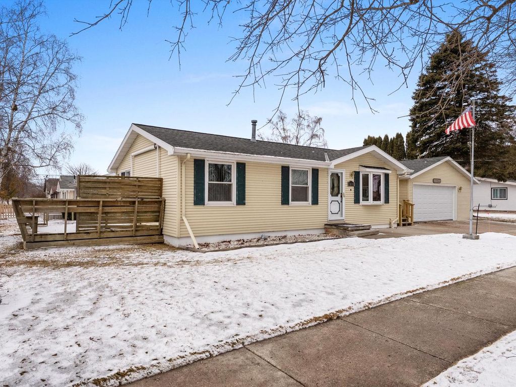 Photo of 1604 Holly DRIVE, Manitowoc, WI 54220 (MLS # 1951347)