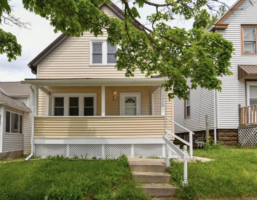 Photo of 1320 Milwaukee AVENUE, South Milwaukee, WI 53172 (MLS # 1946898)
