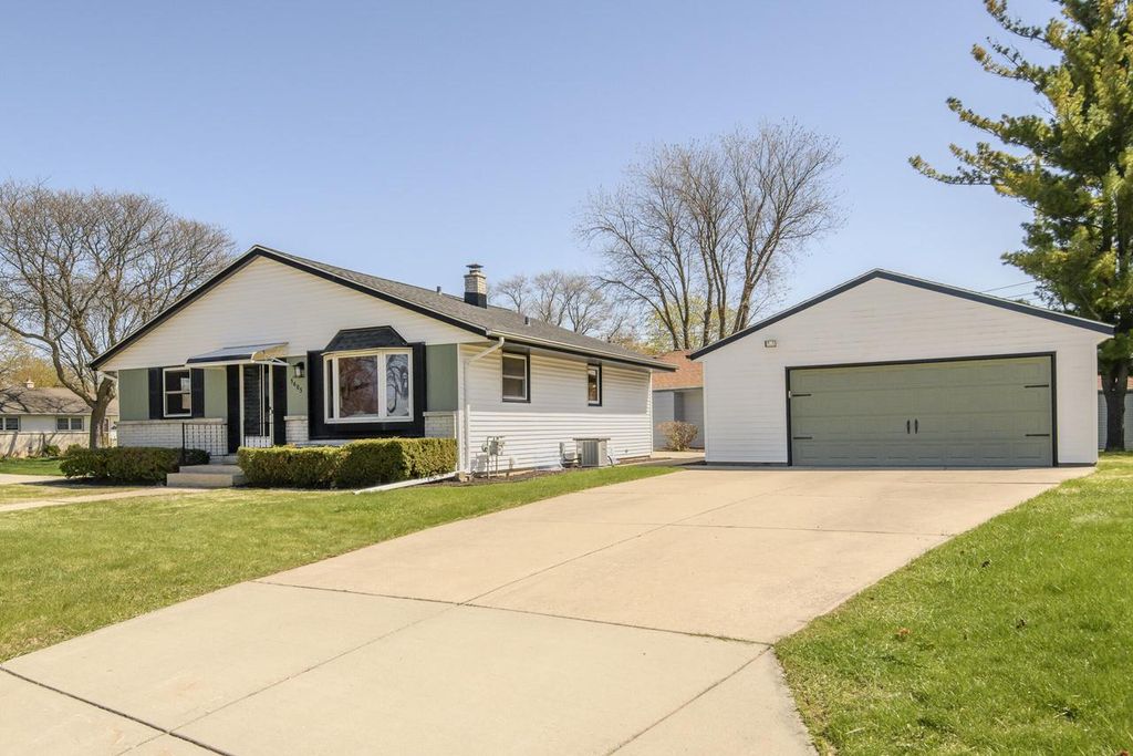 Photo of 5605 W Bottsford AVENUE, Milwaukee, WI 53220 (MLS # 1959075)