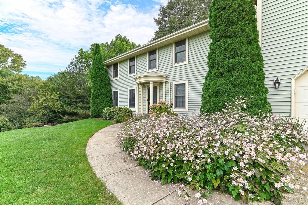 Photo of W294S2960 Wills Barry COURT, Waukesha, WI 53188 (MLS # 1981115)