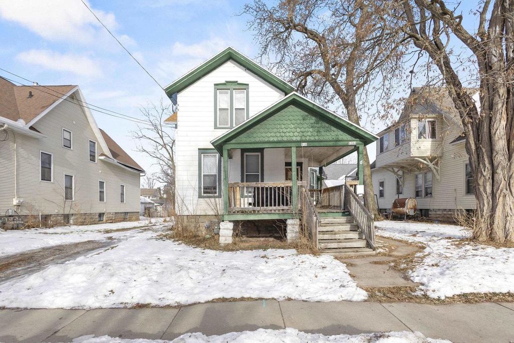 Photo of 918 Merritt AVENUE, Oshkosh, WI 54901 (MLS # 50319392)