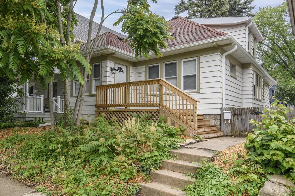 Photo of 3226 N Newhall STREET, Milwaukee, WI 53211 (MLS # 1979136)