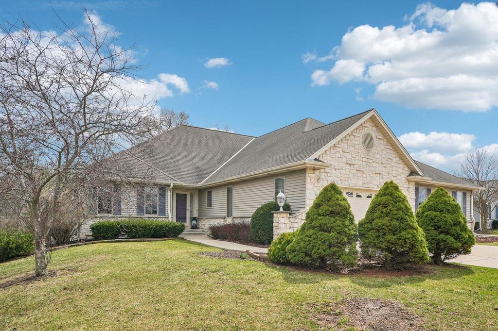 Photo of 16605 W Sumerland COURT, New Berlin, WI 53151 (MLS # 1956488)