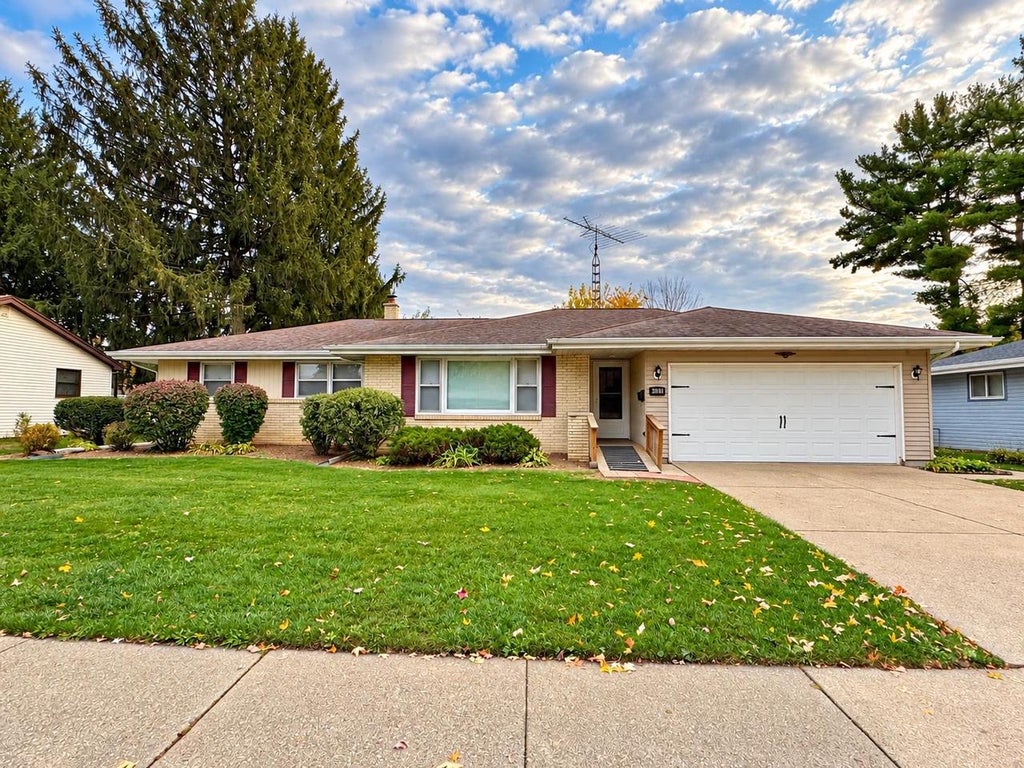 Photo of 1818 N Hawthorne Park DRIVE, Janesville, WI 53545 (MLS # 2035658)