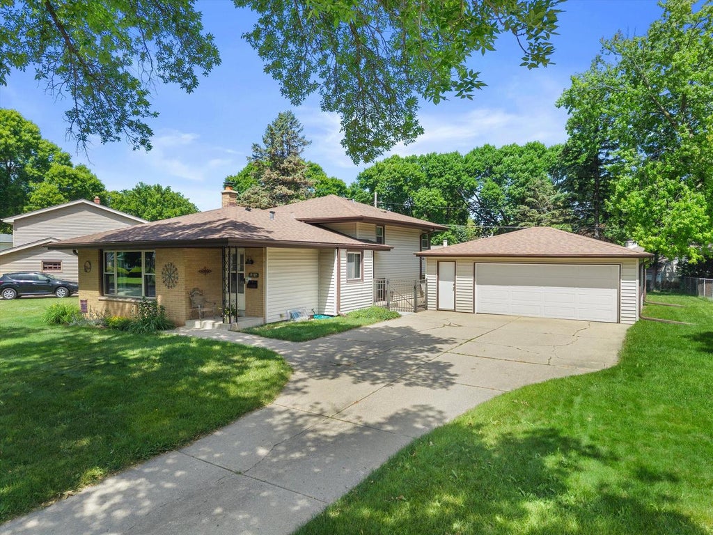 Photo of 1826 Dewitt COURT, Waukesha, WI 53186 (MLS # 1969405)