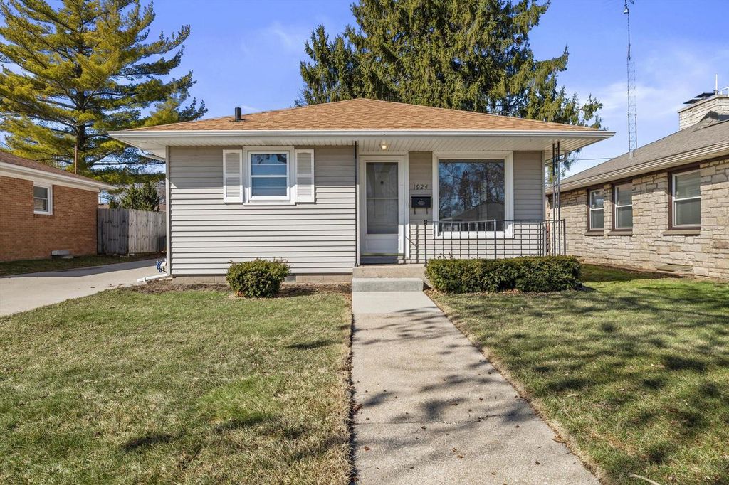 Photo of 1924 Jupiter AVENUE, Racine, WI 53404 (MLS # 1953745)