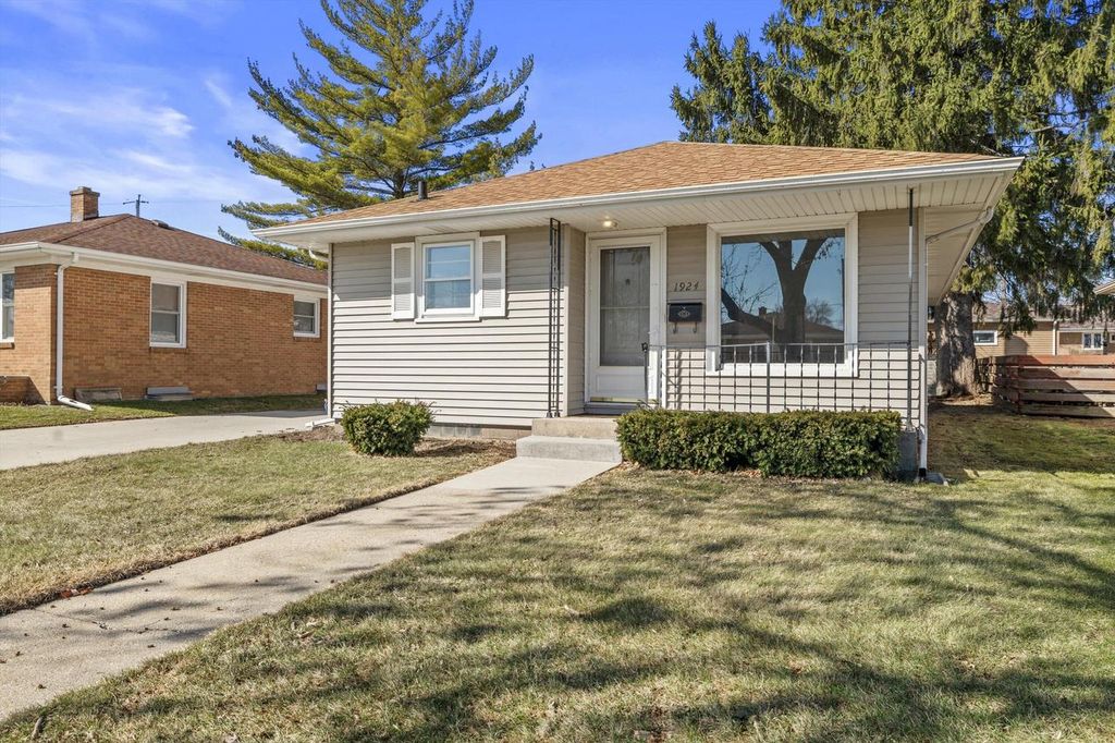 Photo of 1924 Jupiter AVENUE, Racine, WI 53404 (MLS # 1953745)
