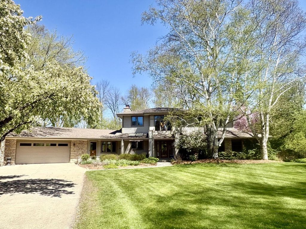 Photo of 9740 N Riverside ROAD, Mequon, WI 53092 (MLS # 1962230)