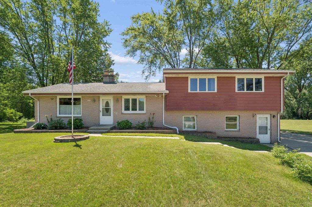 Photo of 2241 Wallace Lake ROAD, West Bend, WI 53090 (MLS # 50329167)