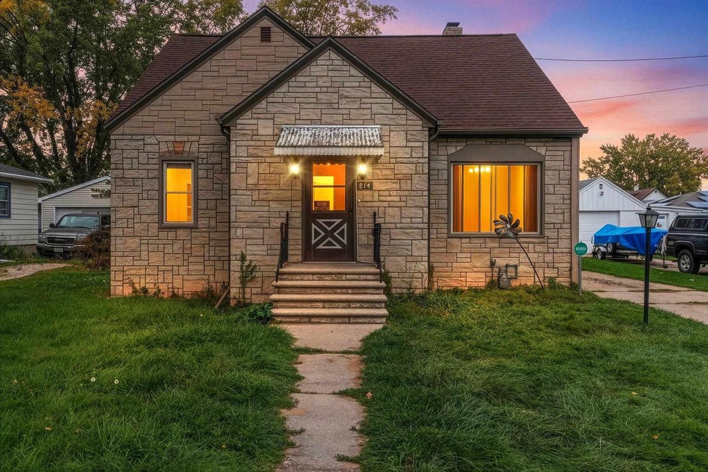 Photo of 814 Mullet PLACE, Green Bay, WI 54304 (MLS # 50334491)