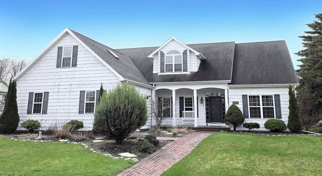 Photo of 825 Yorkshire ROAD, Neenah, WI 54956 (MLS # 50319931)