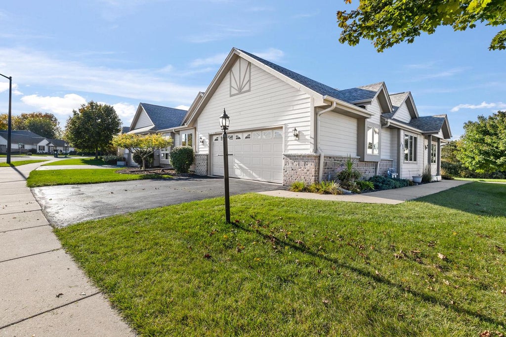 Photo of N161W18939 Oakland DRIVE, Jackson, WI 53037 (MLS # 1984113)
