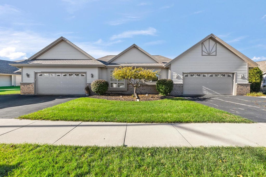 Photo of N161W18939 Oakland DRIVE, Jackson, WI 53037 (MLS # 1984113)