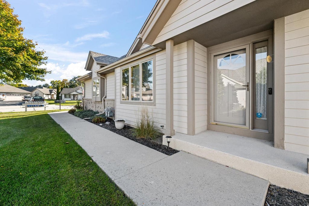 Photo of N161W18939 Oakland DRIVE, Jackson, WI 53037 (MLS # 1984113)