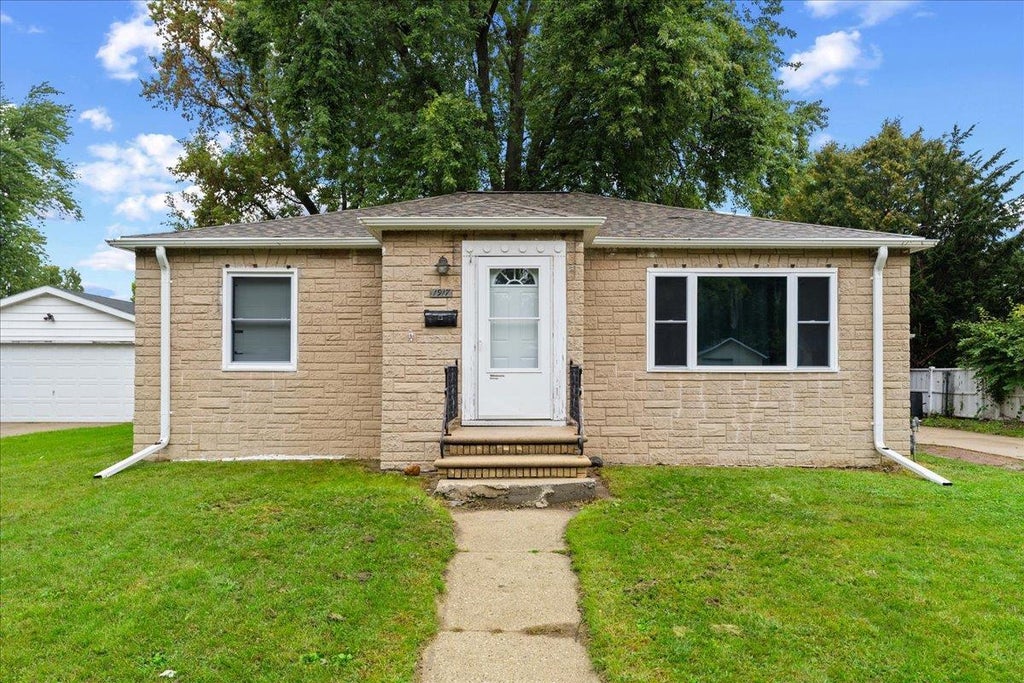 Photo of 1917 Farlin AVENUE, Green Bay, WI 54302 (MLS # 50332365)