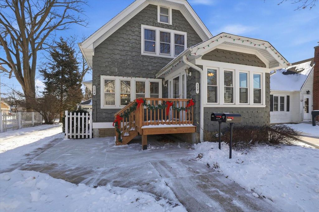 Photo of 117 Harrison AVENUE, Waukesha, WI 53186 (MLS # 1948724)