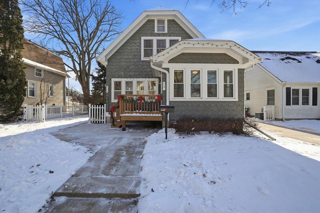 Photo of 117 Harrison AVENUE, Waukesha, WI 53186 (MLS # 1948724)