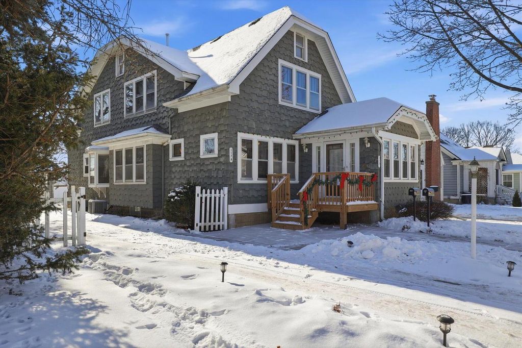 Photo of 117 Harrison AVENUE, Waukesha, WI 53186 (MLS # 1948724)