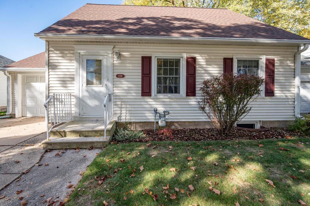 Photo of 1128 Marquette AVENUE, Green Bay, WI 54304 (MLS # 50317428)