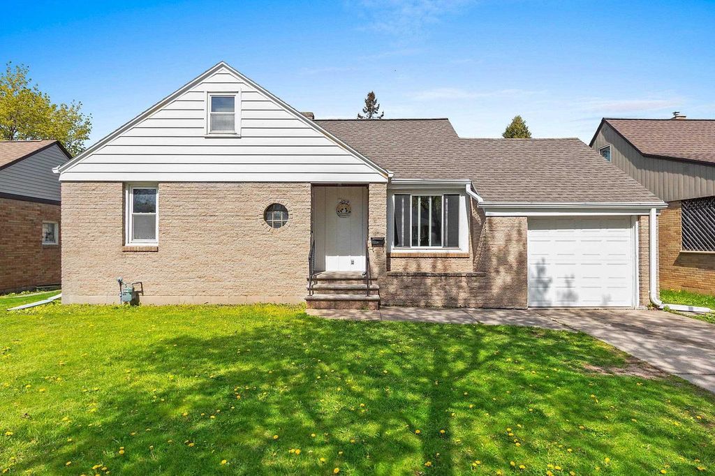 Photo of 1012 Redwood DRIVE, Green Bay, WI 54304 (MLS # 50325165)