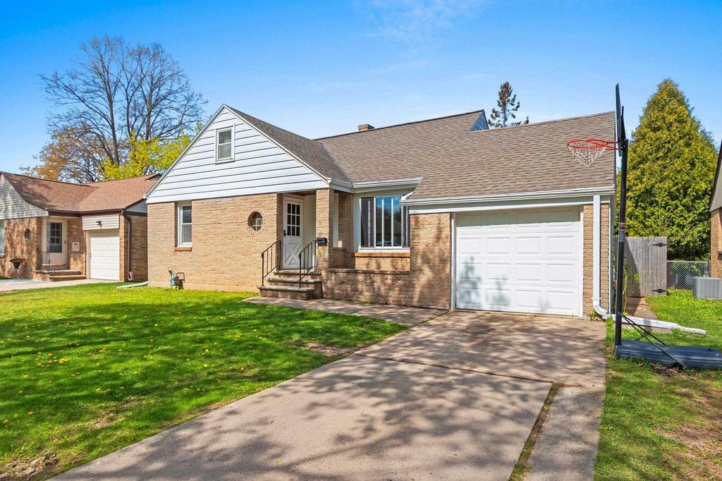 Photo of 1012 Redwood DRIVE, Green Bay, WI 54304 (MLS # 50325165)
