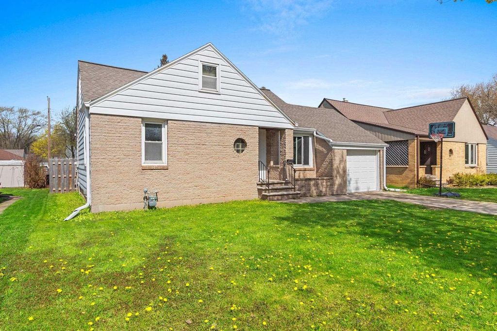 Photo of 1012 Redwood DRIVE, Green Bay, WI 54304 (MLS # 50325165)