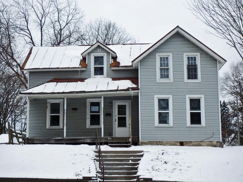 Photo of 242 S Main STREET, Clintonville, WI 54929 (MLS # 50319384)
