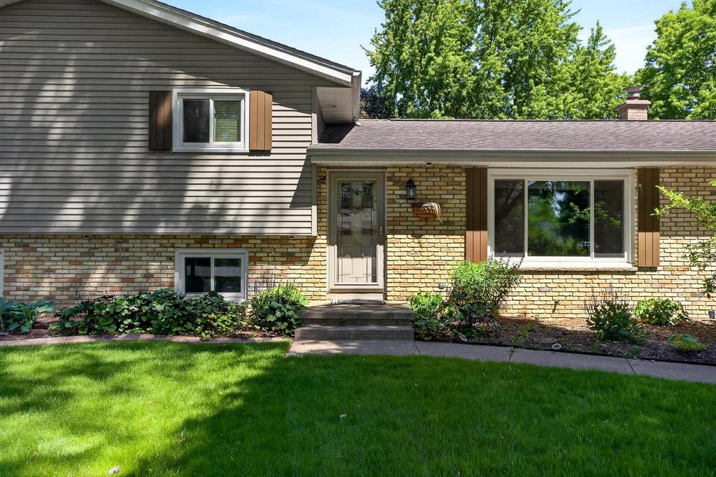 Photo of 2214 Steward COURT, Sun Prairie, WI 53590 (MLS # 50326190)