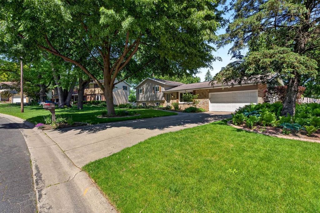 Photo of 2214 Steward COURT, Sun Prairie, WI 53590 (MLS # 50326190)