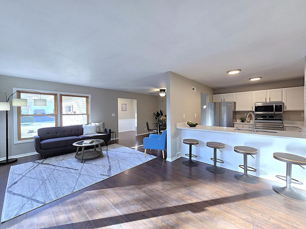 Photo of 6512 S Parkedge CIRCLE, Franklin, WI 53132 (MLS # 1943274)