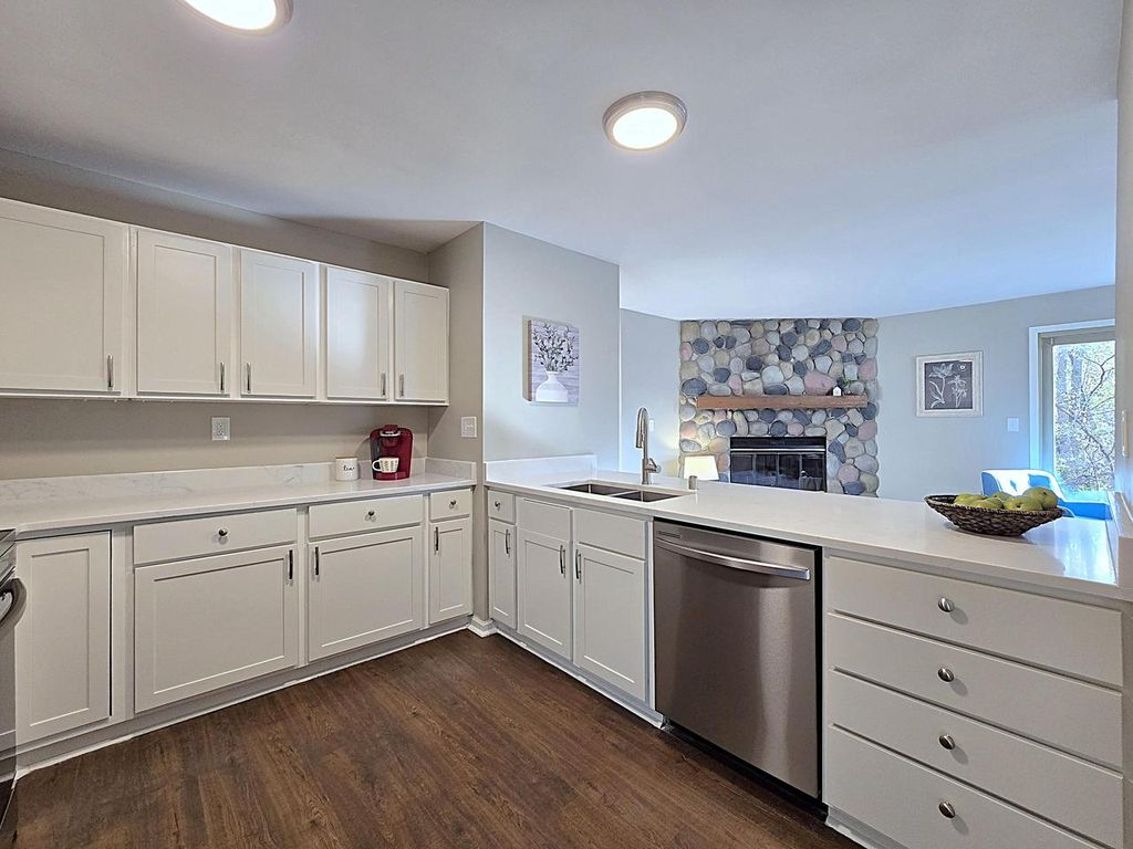 Photo of 6512 S Parkedge CIRCLE, Franklin, WI 53132 (MLS # 1943274)