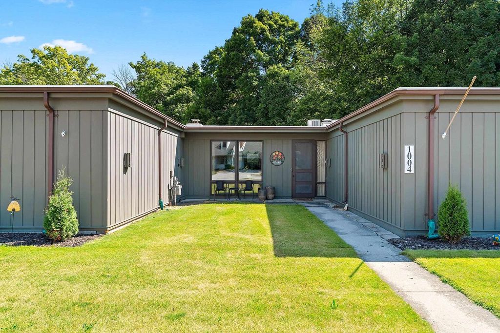 Photo of 1004 W Crescent DRIVE, Manitowoc, WI 54220 (MLS # 50329183)