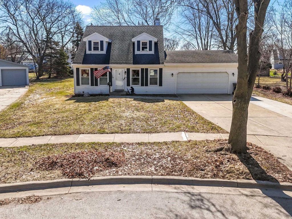 Photo of 915 Twilight DRIVE, De Pere, WI 54115 (MLS # 50323238)