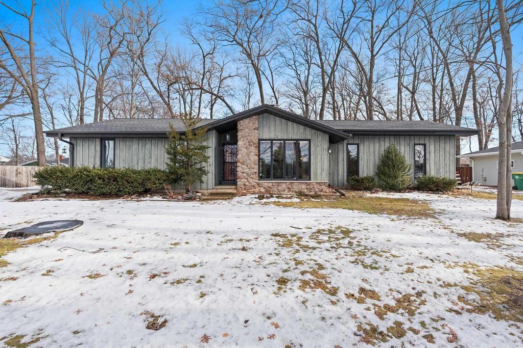 Photo of 1313 Sorrento DRIVE, Green Bay, WI 54304 (MLS # 50319947)