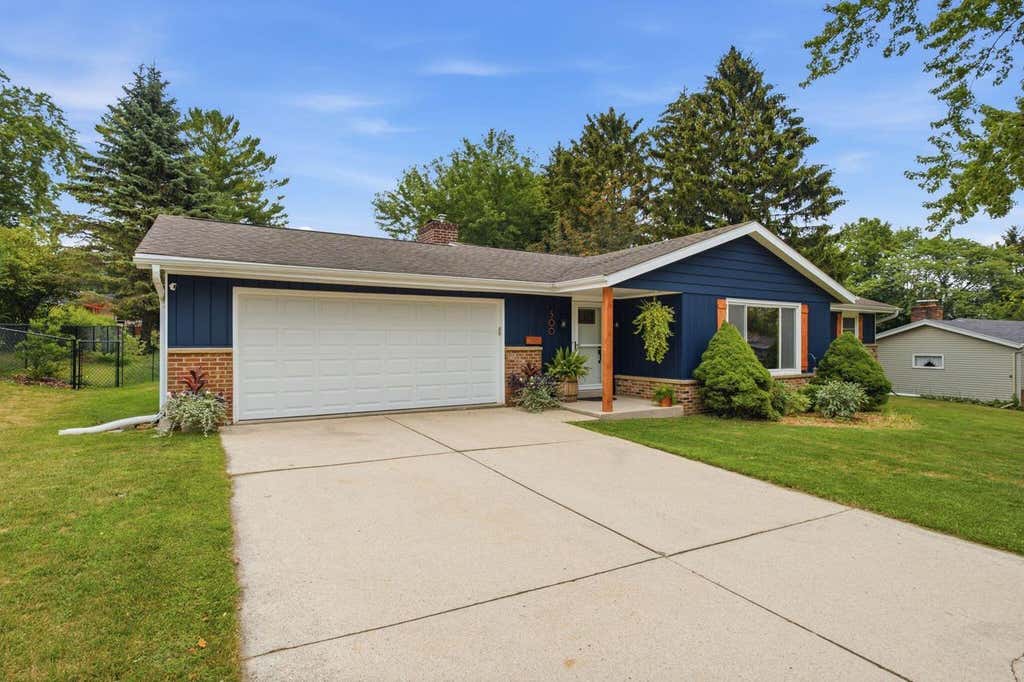 Photo of 500 Summit DRIVE, Port Washington, WI 53074 (MLS # 1971922)