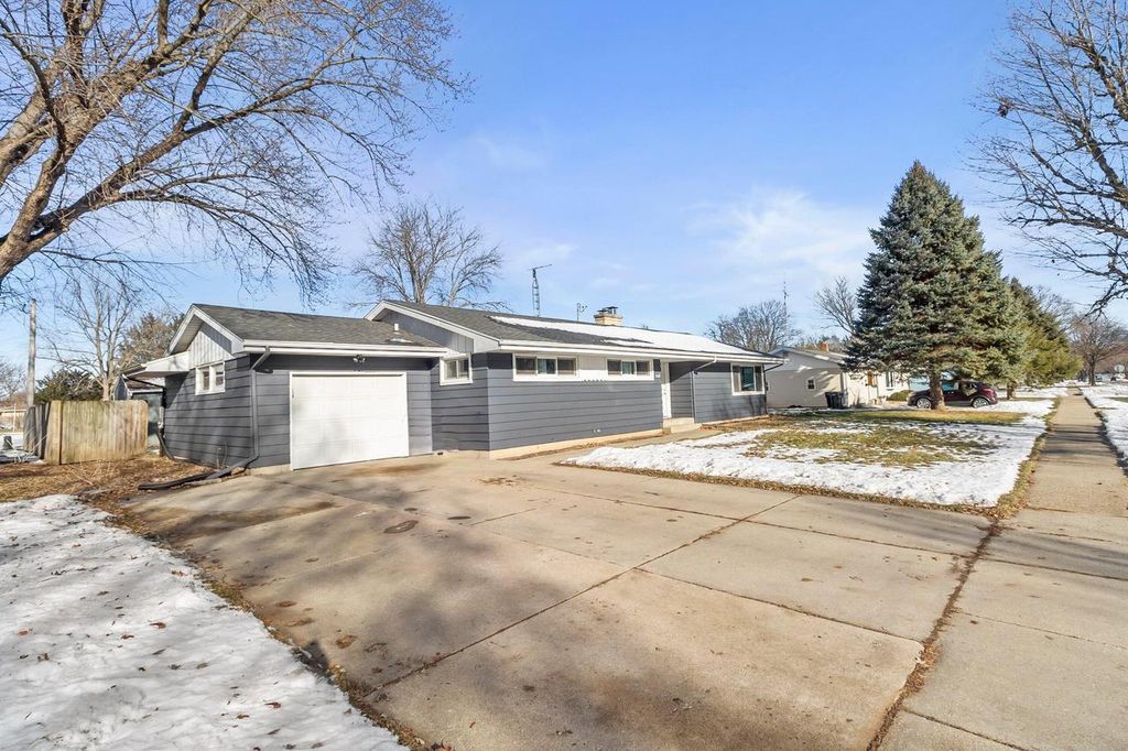 Photo of 2211 Hawthorne AVENUE, Janesville, WI 53545 (MLS # 1945612)