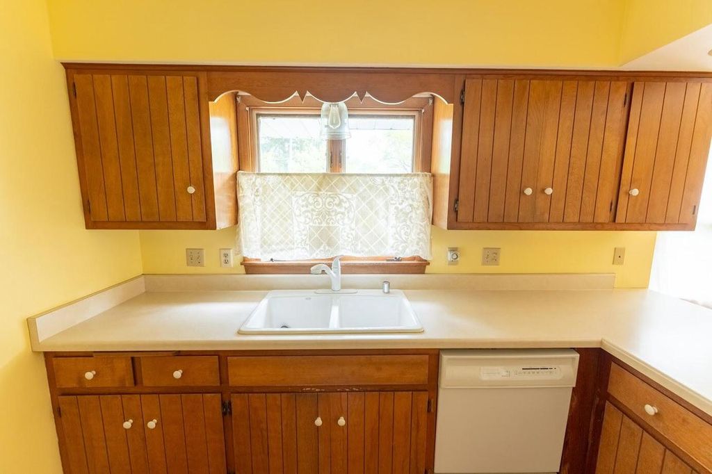 Photo of 714 E Capitol DRIVE, Hartland, WI 53029 (MLS # 1963687)