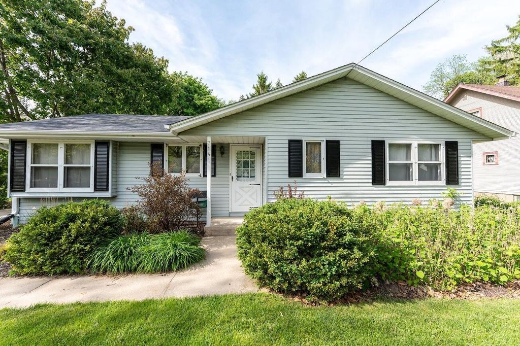 Photo of 714 E Capitol DRIVE, Hartland, WI 53029 (MLS # 1963687)