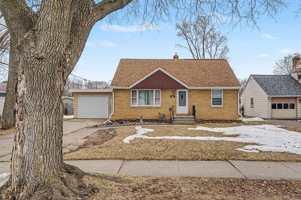 Photo of 927 Spence STREET, Green Bay, WI 54304 (MLS # 50322871)